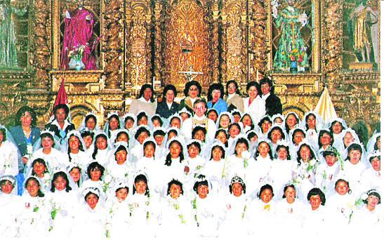 Cientos acuden a la primera comunión