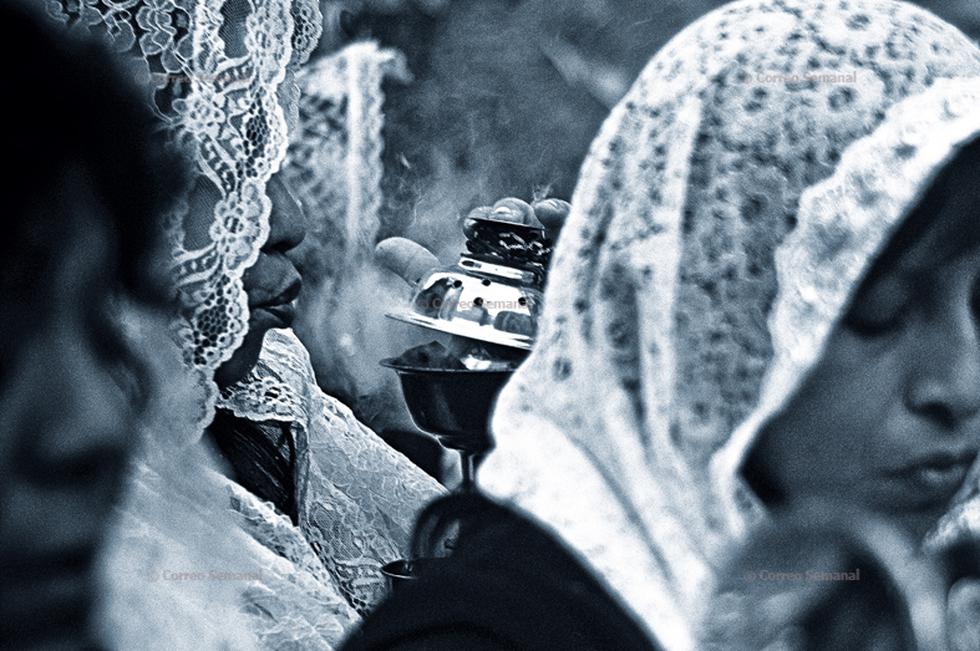 Sahumadoras y cantoras: las mujeres del Señor de los Milagros