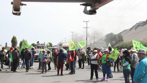 Manifestantes bloquean Panamericana Sur por proyecto Tía María