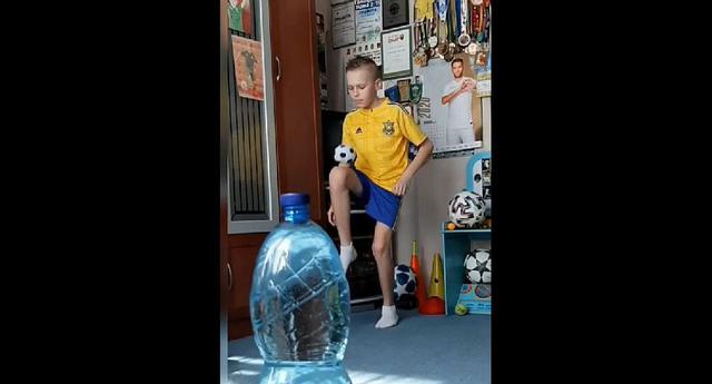 Niño destapa una botella con una pelota y causa sensación. (Captura: YouTube)