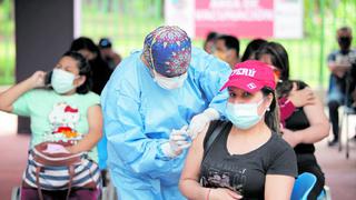 Personas que realicen trabajo presencial y que no quieran vacunarse no recibirán sueldo, advierte laboralista