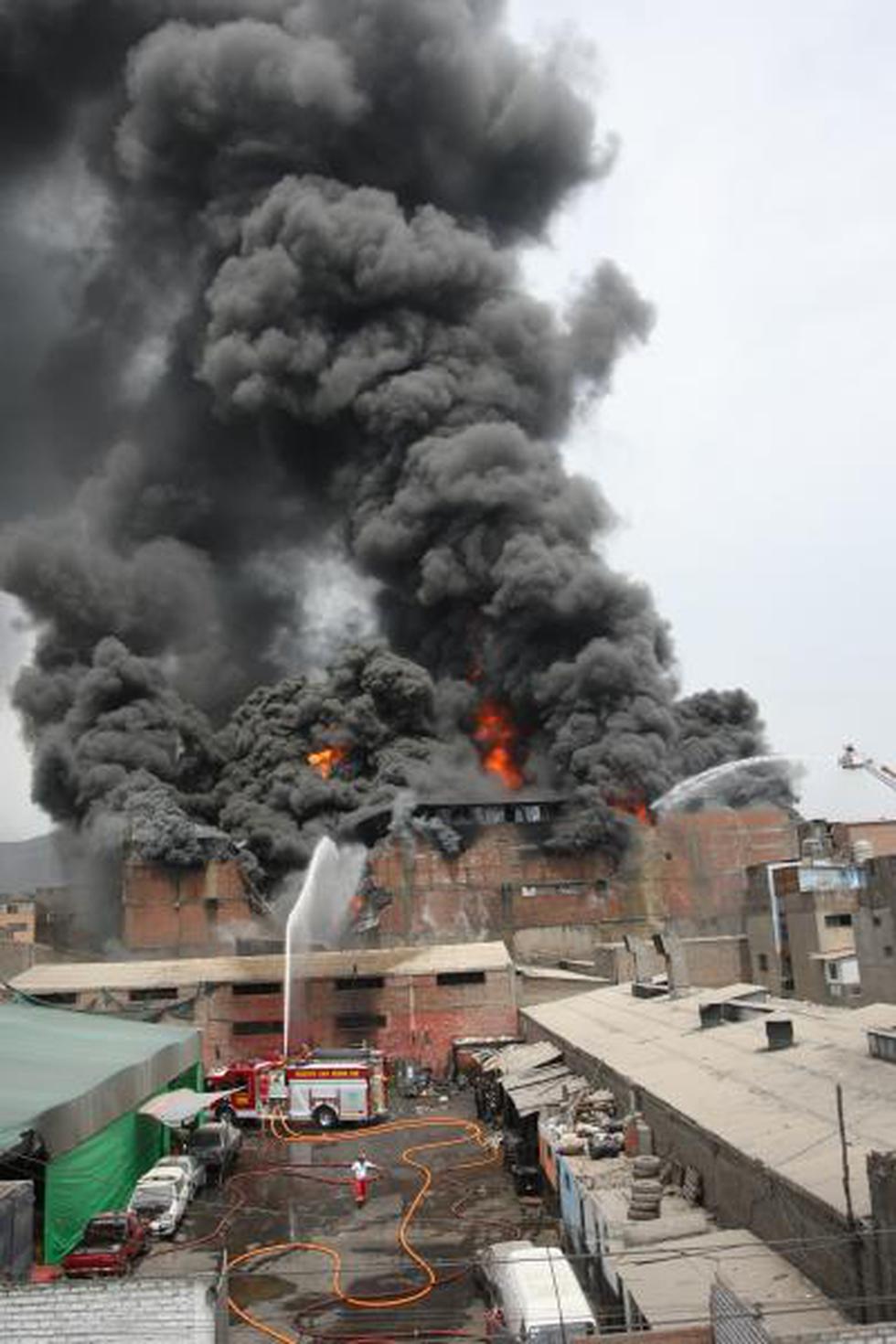 FOTOS: Bomberos lucharon por más cinco horas contra incendio de La Victoria