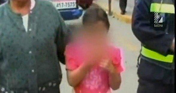 Directora de colegio arranca mechón de cabello a alumna de 10 años