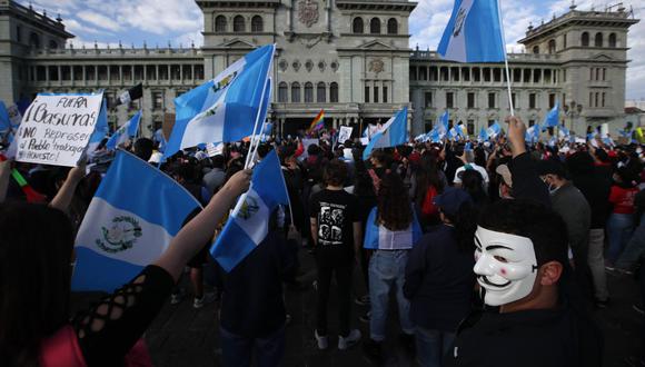 Manifestantes se reúnen frente al Palacio Nacional para exigir la renuncia del presidente Alejandro Giammattei, en Ciudad de Guatemala. (AP/Moises Castillo).