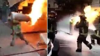 Captan a bombero cargando un tanque de gas en llamas para evitar una explosión (VIDEO)
