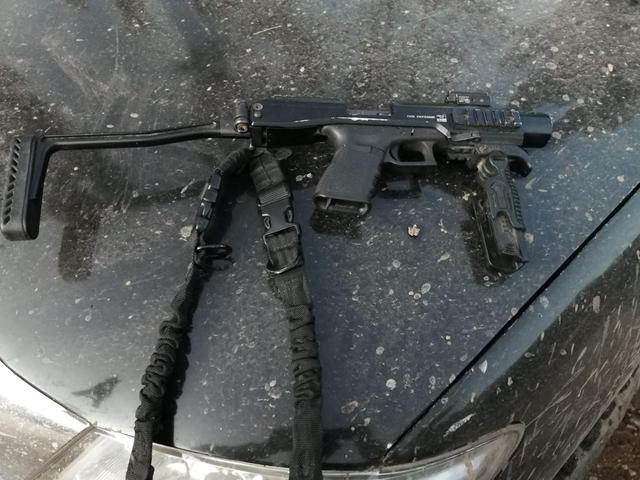 El sujeto detenido en Vilcashuamán, Ayacucho, tenía en su poder una pistola ametralladora Glock  (Foto: FF.AA.)