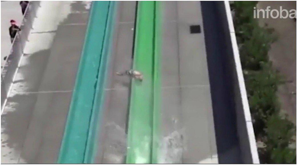 El doloroso momento en que un niño salió disparado de un tobogán de agua (VIDEO)