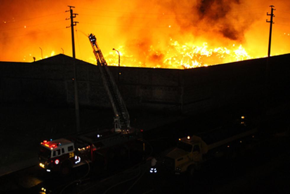 Fotos: Imágenes del incendio que redujo a cenizas un almacén del MINEDU