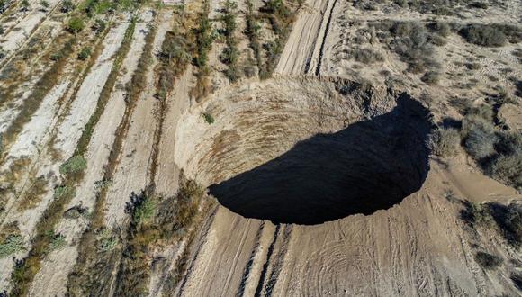 Vista aérea tomada el 1 de agosto de 2022 que muestra un gran sumidero que apareció durante el fin de semana cerca del pueblo minero de Tierra Amarilla, provincia de Copiapó, en el desierto de Atacama en Chile. (Foto de JOHAN GODOY / AFP)