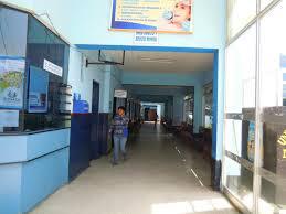 "Pepean" a travesti y lo arrojan a la calle