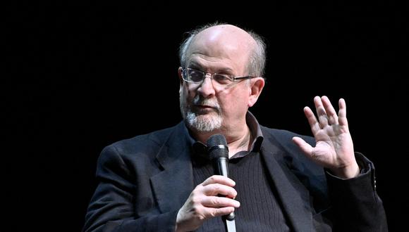 Salman Rushdie habría sido apuñalado varias veces antes de que el atacante fuese reducido por la seguridad. (Foto:  HERBERT NEUBAUER / APA / AFP)