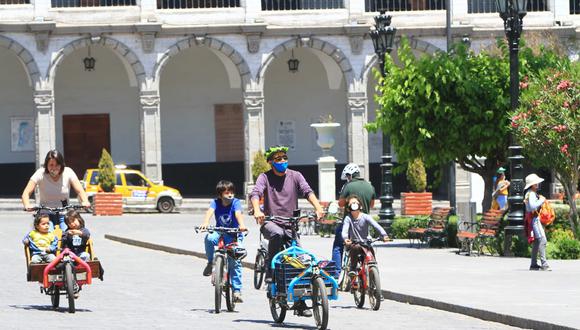 Algunas familias salieron en bicicleta a la Plaza de Armas de Arequipa para dar un paseo| Leonardo Cuito