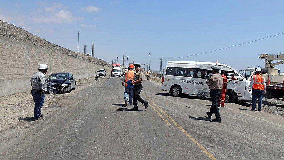 Tres heridos deja colisión de auto y combi a la altura de la Fundición de Ilo