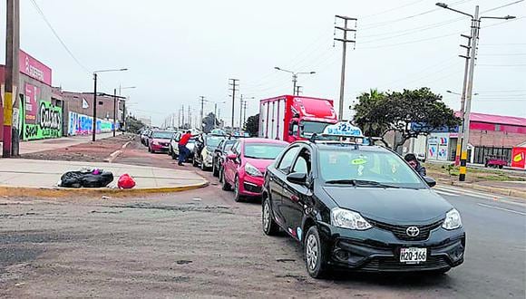 Escasez de combustible en la mayoría de estaciones de Chimbote origina que transportistas hagan filas en dos grifos de la avenida Pardo.