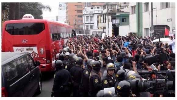 Selección peruana abandonó hotel de concentración en medio de la euforia de los hinchas (VIDEO)