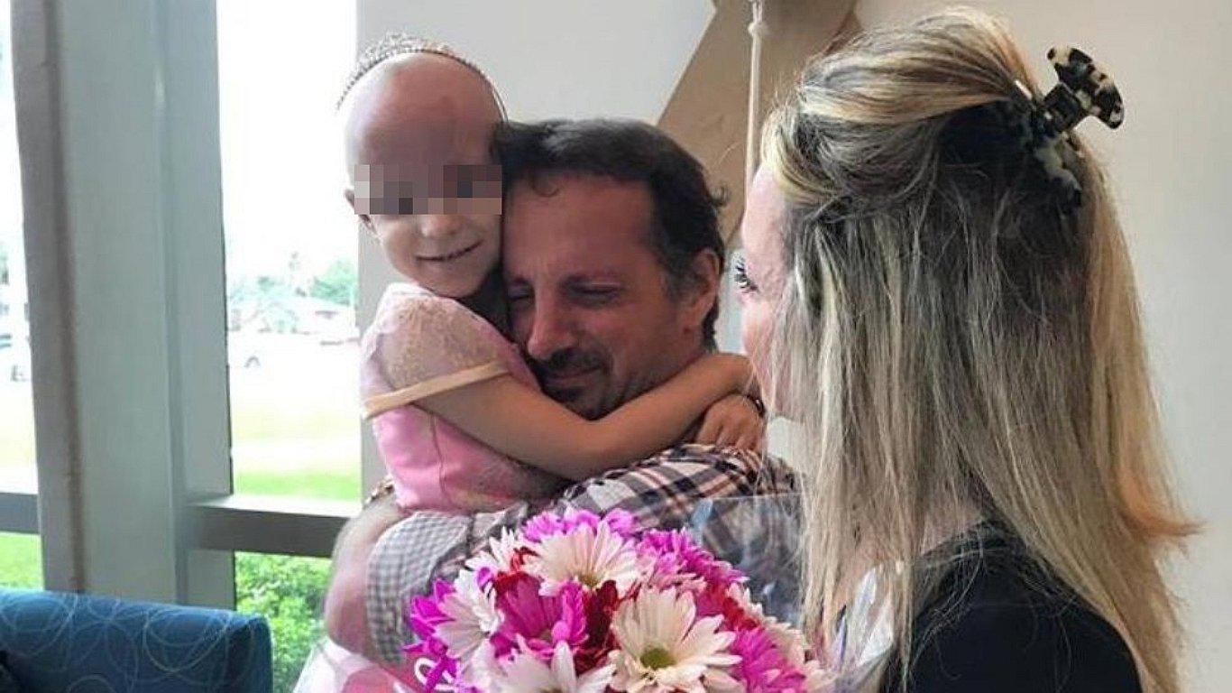 La emocionante celebración de una niña que se curó de cáncer (VIDEO)
