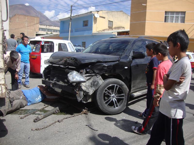 Policía choca vehículo contra camión remolcador