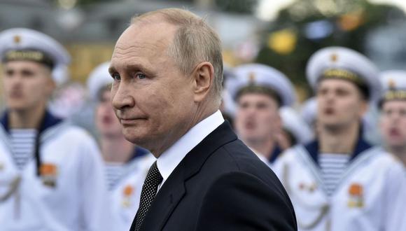 El presidente de Rusia, Vladimir Putin (C), revisa las tropas navales mientras asiste al desfile naval principal que marca el Día de la Marina Rusa, en San Petersburgo el 31 de julio de 2022. (Foto de Olga MALTSEVA / AFP)