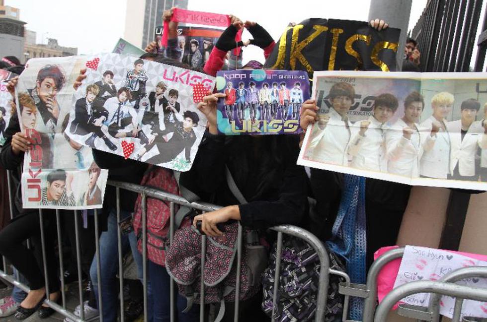FOTOS: Fanáticas de U-Kiss se congregan en exteriores del Sheraton