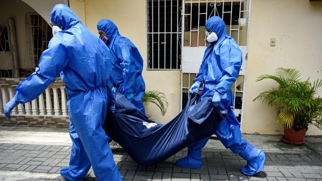 Imagen referencial. Policías de Ecuador, que forman parte del equipo de la Fuerza de Tarea Conjunta (FTC), retiran a un fallecido de una casa en la ciudadela Sauces. (EFE/Mauricio Torres).