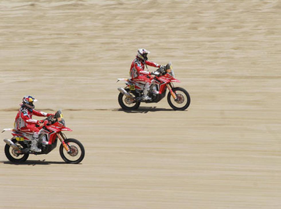 FOTOS del Dakar 2013 : Peterhansel y Barreda toman el mando en las dunas