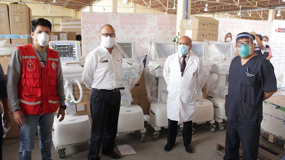 El ministro de Salud, Víctor Zamora, recibió el donativo del embajador extraordinario y plenipotenciario de la República Popular China en el Perú, Liang Yu. (Foto: Difusión)
