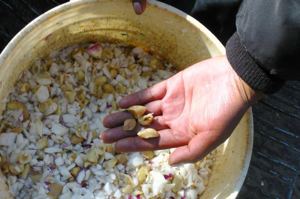 En mercado remojan pollos malogrados en lejía (FOTOS)