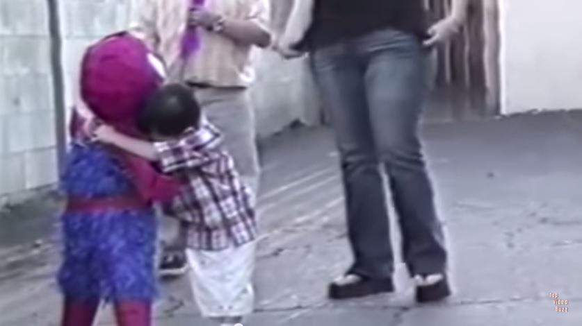 Niño se niega a destrozar a su piñata y la abraza porque es de Spiderman [VIDEO]