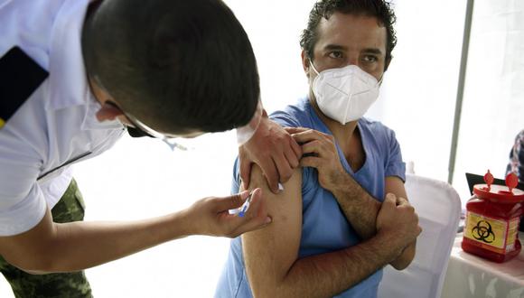 La Comisión Federal para la Protección contra Riesgos Sanitarios autorizó la vacuna de AstraZeneca para uso de emergencia. (Foto: Alfredo ESTRELLA / AFP)