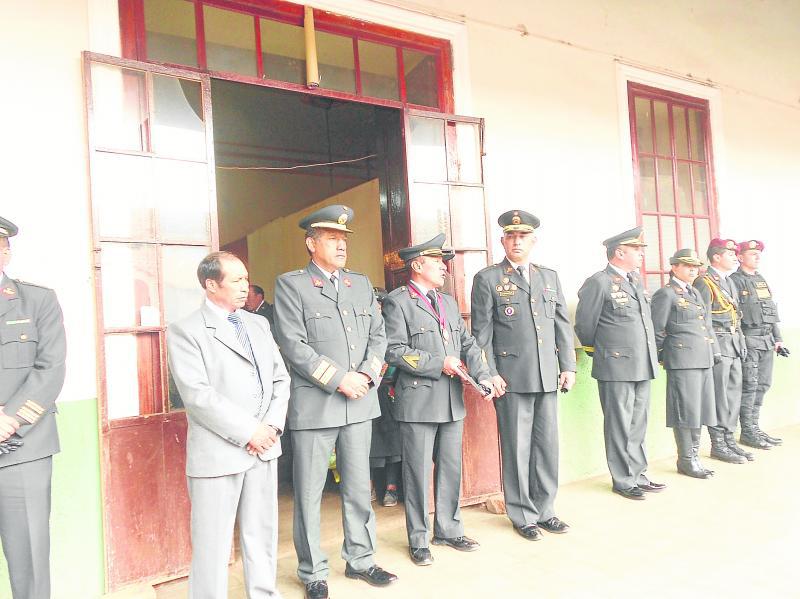 Policías en desfile por celebración de su aniversario