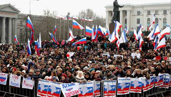 Decenas de miles de personas marchan en Moscú por la paz