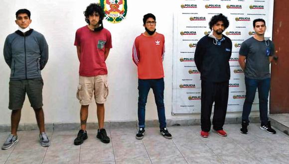 La policía informó que los cinco sujetos fueron detenidos en sus viviendas luego de la denuncia de la víctima. Todos residen en Surco. (PNP)