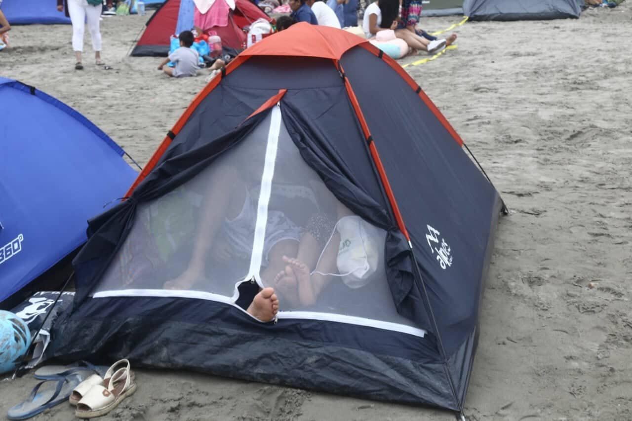 Veraneantes se refrescan en playas en feriado por Año Nuevo. Fotos: Alberto Valderrama