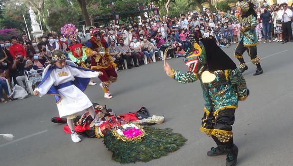 La danza los "Diablicos de Huancabamba" donde el bien vence al mal, fue apreciada por cientos de piuranos