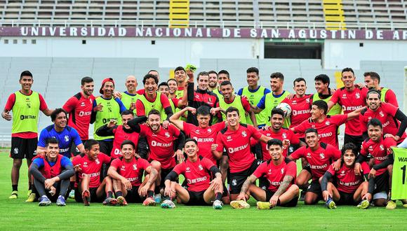 Plantel de jugadores del FBC Melgar en el estadio de la Unsa. Foto: FBC Melgar