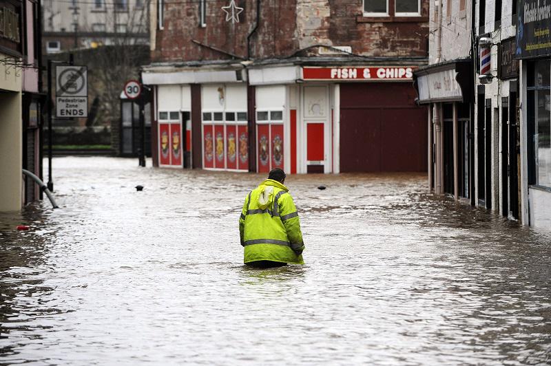 David Cameron promete más fondos contra inundaciones ante nuevas alertas en Escocia