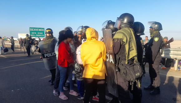 Migrantes varados en la línea fronteriza con Chile atacaron a policías por ser impedidos de ingresar al Perú
