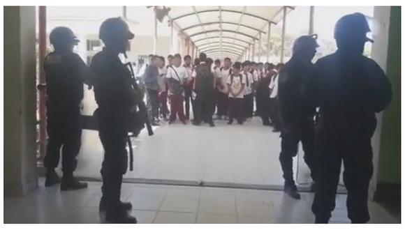 Estudiantes y padres de familia  protestan por el retorno del director del colegio San Miguel