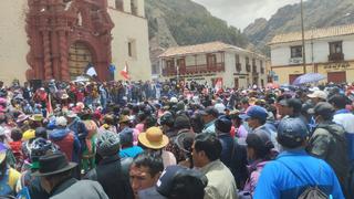 Durante su paso, manifestantes exigen a comerciantes cerrar tiendas en Huancavelica
