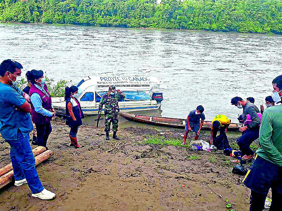 Migrantes inician viaje en bote desde Ucayali para llegar a Pichanaqui
