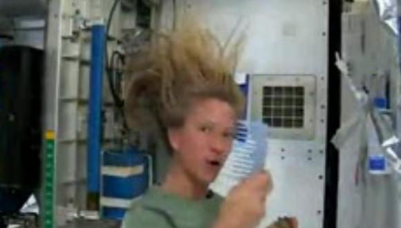 ¿Cómo se lavan el cabello los astronautas en el espacio? (Video)