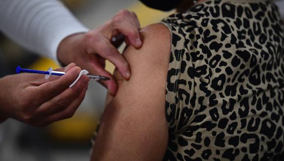 Reservar las terceras dosis a los grupos de mayor riesgo permitiría que los países pobres, donde las tasas de vacunación son muy bajas, puedan recibir las vacunas que necesitan, dijo la OMS. (Foto:  Pedro Pardo / AFP)