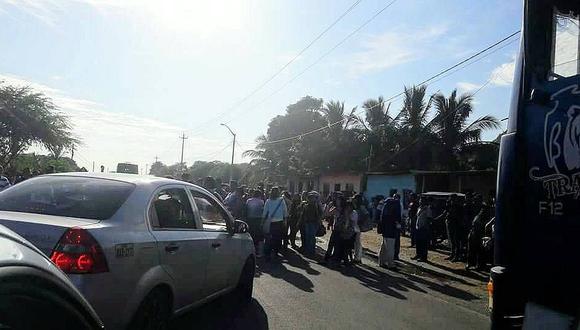 Tumbes: Protesta de obreros de langostinera genera caos vehicular