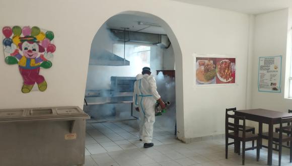 Fumigación en colegios para prevenir contagios del dengue