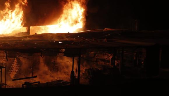 Incendio de grandes proporciones se registra en almacén situado en la Vía de Evitamiento en El Agustino. (Foto: Hugo Perez / @photo.gec)