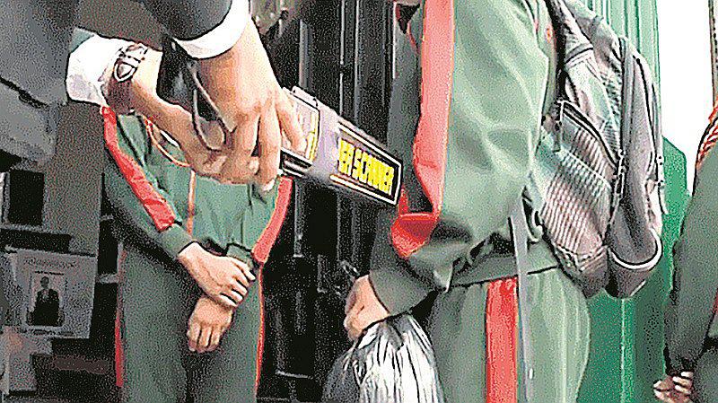 Callao: PNP incauta un arma de fuego que estaba en la mochila de un escolar 