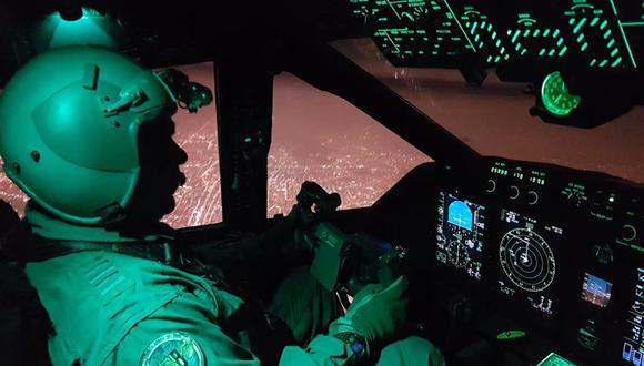 Los aviones FAP están equipados con el sistema de navegación nocturna NVG (Night Vision goggles) que permite realizar un vuelo de forma segura y eficaz durante la noche.