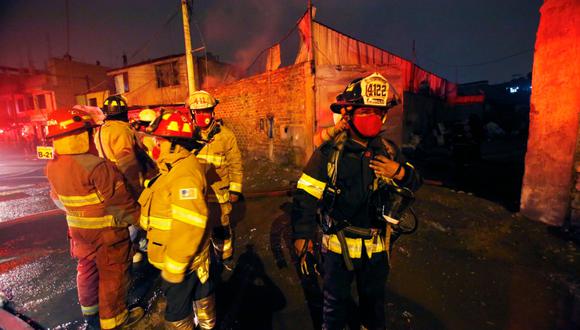 Incendio en almacén de reciclaje ubicado en Campoy-San Juan de Lurigancho. Fotos: Cesar Grados/@photo.gec