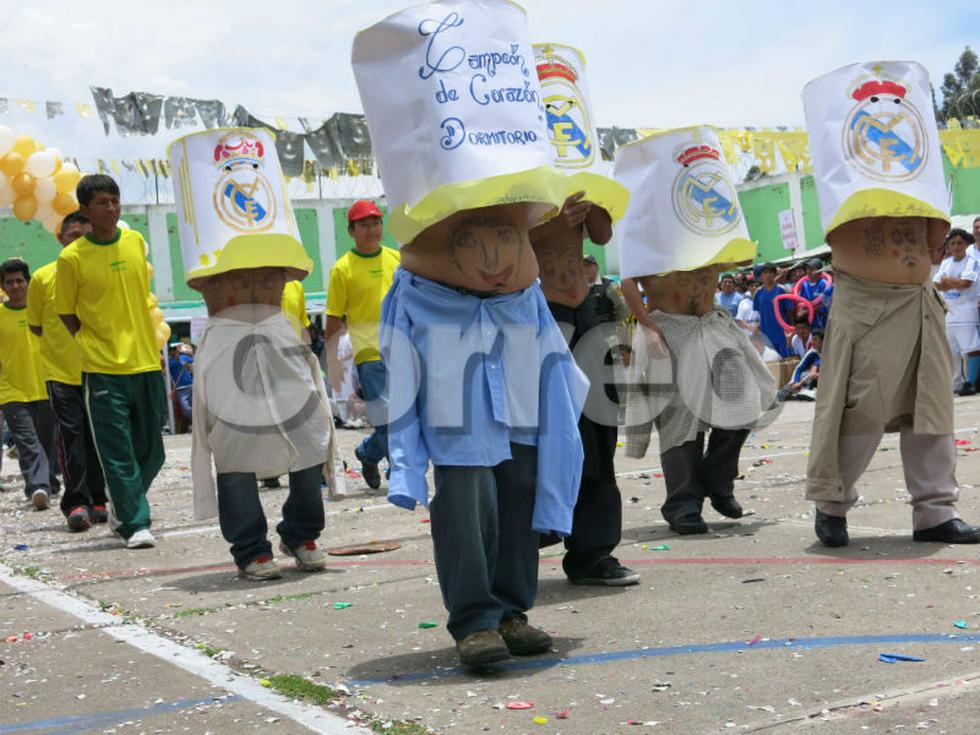 Presos lucen creativos trajes de material reciclado 