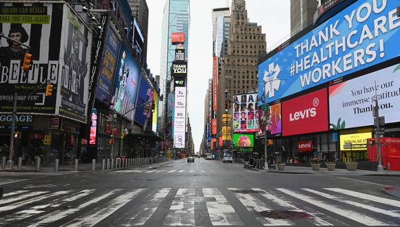 View of an almost empty Time Square on April 03, 2020 in New York. - In New York, the epicenter of the US outbreak, Mayor Bill de Blasio urged residents to cover their faces when outside and Vice President Mike Pence said there would be a recommendation on the use of masks by the general public in the next few days. (Photo by Angela Weiss / AFP)